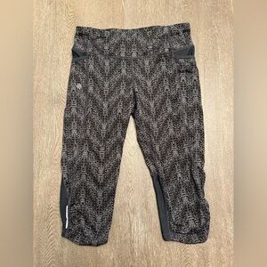 ATHLETA BEAND BLACK AND WHITE CROPPED LEGGINGS - Size Small SKU:355
